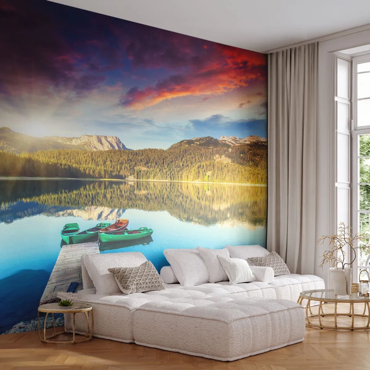 Fototapeta Premium Sand - Jezioro o zachodzie słońca z pomostem i łodziami - 100x70cm - Nad wodą gładką jak lustro - Nowoczesna dekoracja ścienna do salonu, kuchni i sypialni ARTTOR
