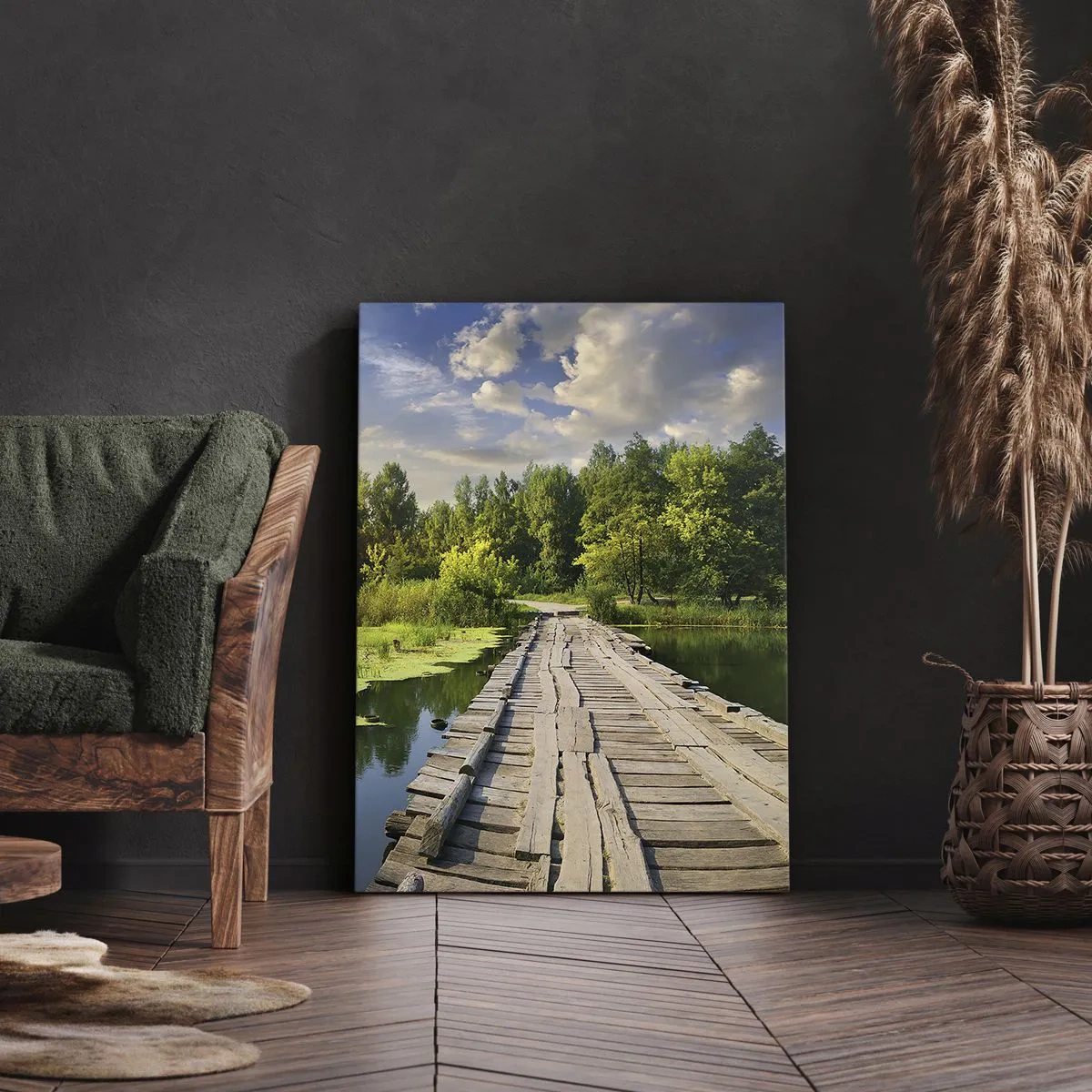 Obraz na płótnie - Drewniany mostek nad spokojnym jeziorem w otoczeniu zieleni - 50x70cm - Lato, lato wszędzie - Nowoczesna dekoracja ścienna do salonu, kuchni i sypialni ARTTOR