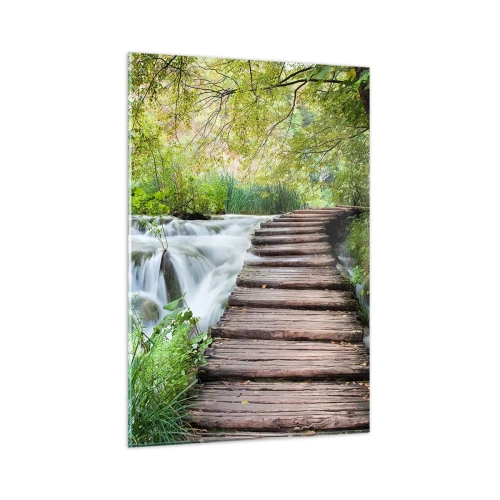 Obraz na szkle - Drewniany pomost nad wodospadem otoczonym bujną zielenią lasu. - 80x120cm - Wcale nie cicha woda - Nowoczesna dekoracja ścienna do salonu i sypialni ARTTOR