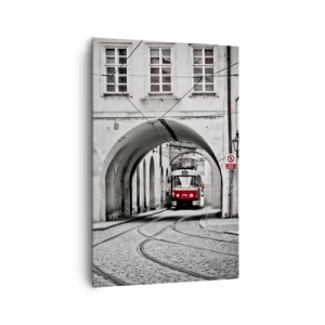 Obraz na płótnie - Czarno-biały tramwaj w zabytkowej uliczce miasta - 80x120cm - Przez miejski labirynt - Nowoczesna dekoracja ścienna do salonu i sypialni ARTTOR