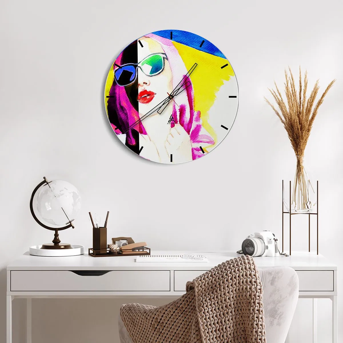 Zegar ścienny - Kobieta w okularach w stylu pop-art - 30x30cm - Nie jestem biała i nie jestem czarna - Nowoczesna dekoracja ścienna do salonu, kuchni i sypialni ARTTOR