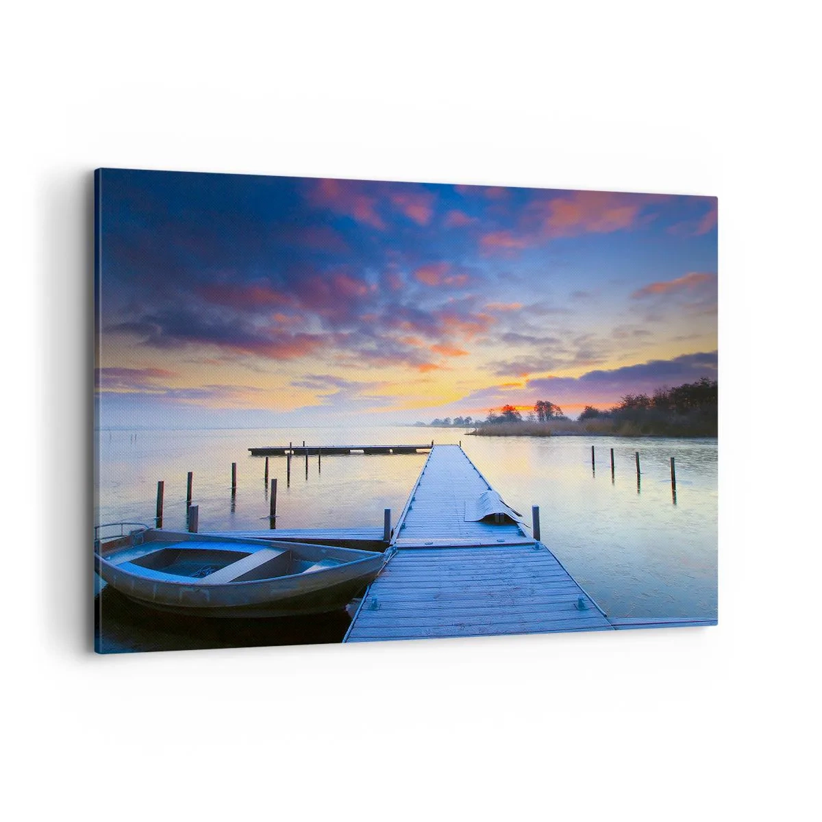 Obraz na płótnie - Pomost nad jeziorem o zachodzie słońca z łodzią przy brzegu - 120x80cm - Fioletowo-złoty spokój - Nowoczesna dekoracja ścienna do salonu, kuchni i sypialni ARTTOR