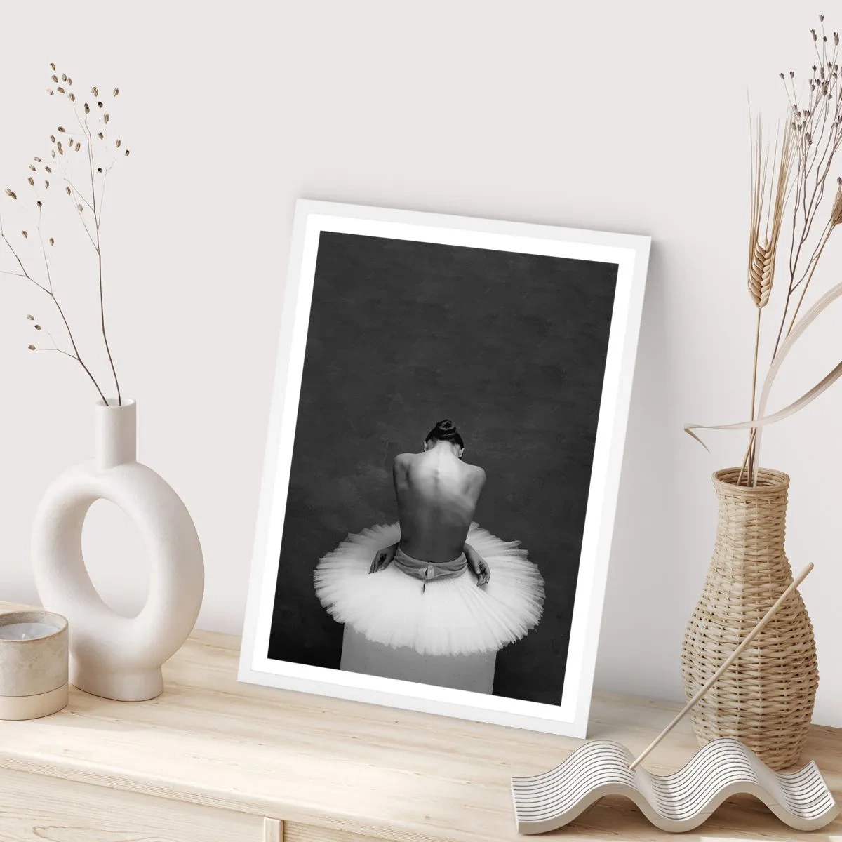 Plakat w białej ramie - Właśnie rozkwita - 61x91 cm