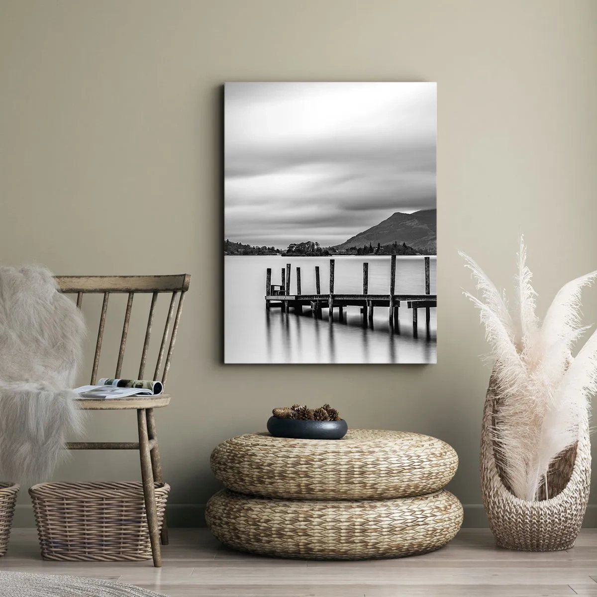 Obraz na płótnie - Czarno-biały pomost na tle gór i spokojnego jeziora - 50x70cm - Łagodność i siła - Nowoczesna dekoracja ścienna do salonu, kuchni i sypialni ARTTOR