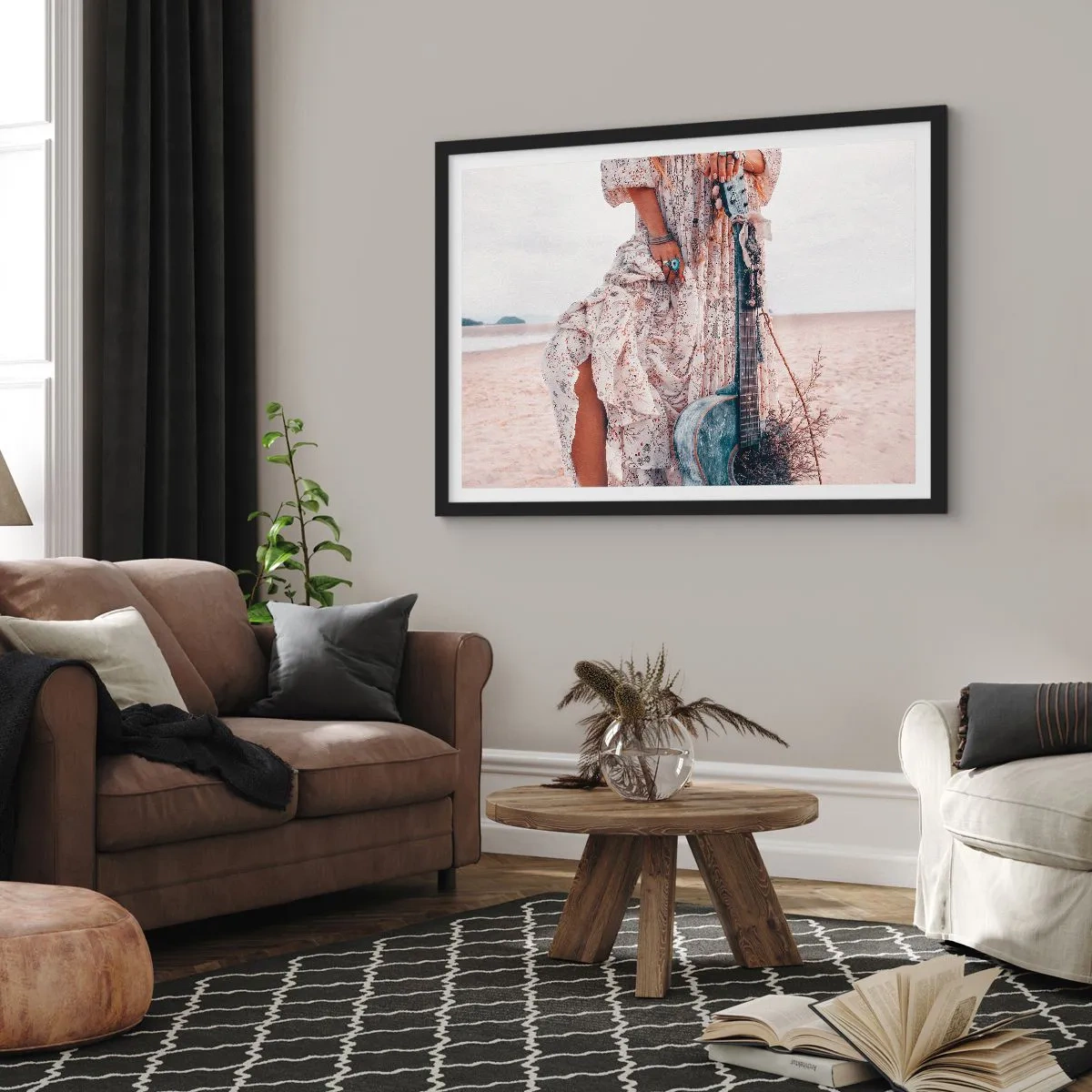Plakat w czarnej ramie - Kobieta w stylu boho z gitarą na plaży - 70x50cm - Dzieci kwiaty w drodze - Nowoczesna dekoracja ścienna do salonu i sypialni ARTTOR