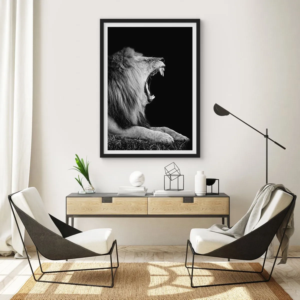 Plakat w czarnej ramie - Lew ryczący w monochromatycznym ujęciu - 50x70cm - Bez żadnych wątpliwości - Nowoczesna dekoracja ścienna do salonu i sypialni ARTTOR