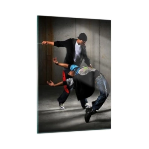 Obraz na szkle - Grupa tancerzy w dynamicznej pozie na tle industrialnym - 50x70cm - Tańczący z ulicznym wiatrem - Nowoczesna dekoracja ścienna do salonu, kuchni i sypialni ARTTOR