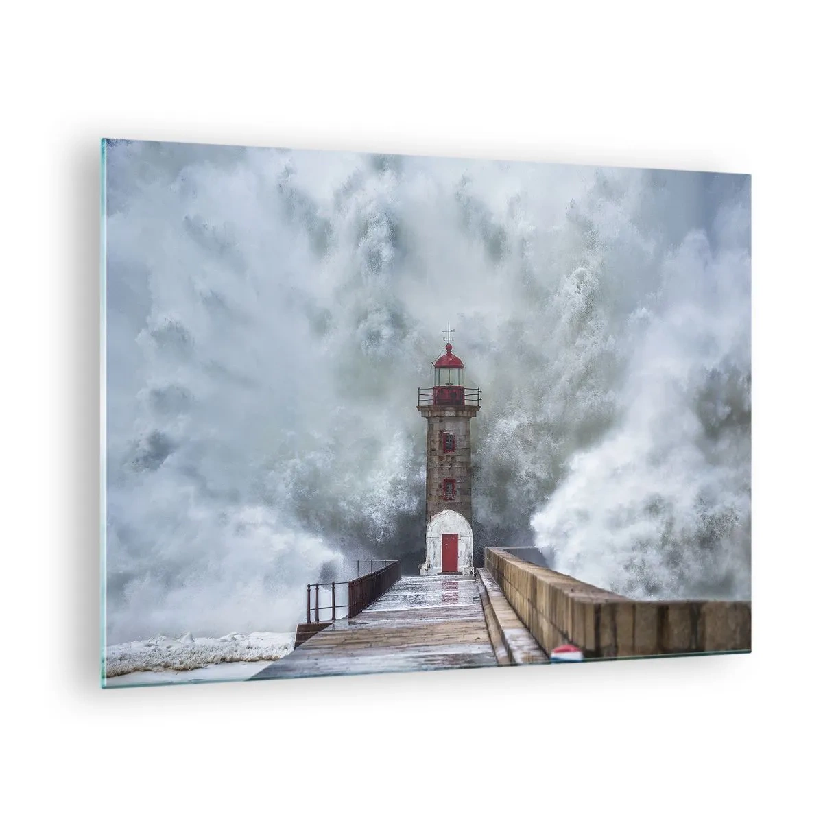 Obraz na szkle - Latarnia morska uderzana przez potężną falę - 70x50cm - Ryk wód, szum zawiei - Nowoczesna dekoracja ścienna do salonu i sypialni ARTTOR