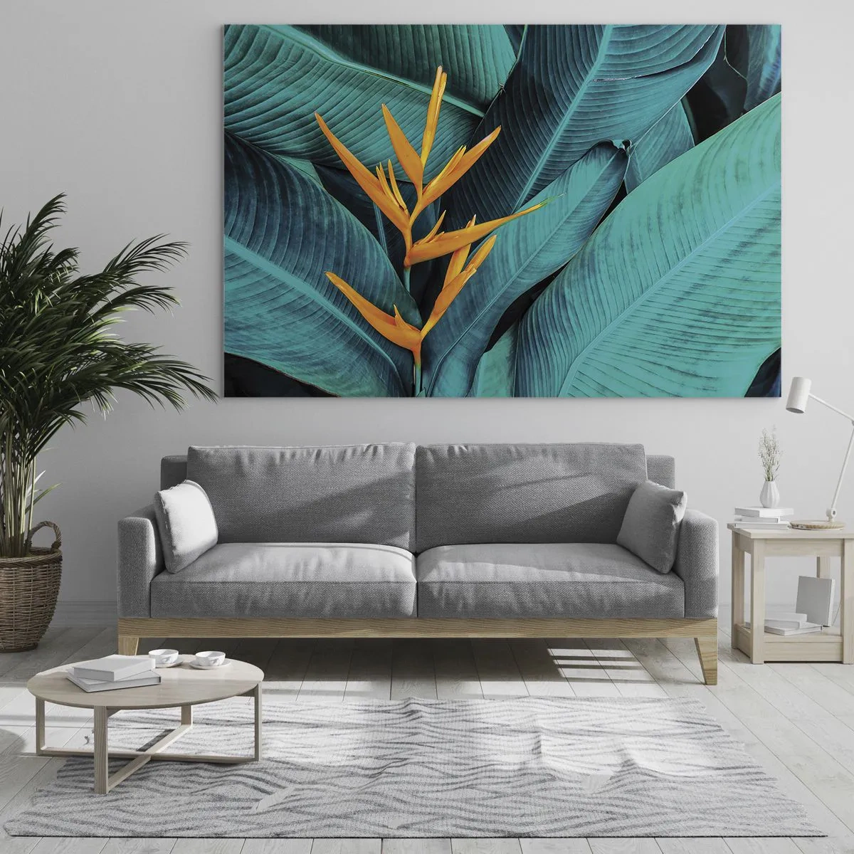 Obraz na szkle - Egzotyczny kwiat na tle dużych zielonych liści - 70x50cm - Kwiat Edenu - Nowoczesna dekoracja ścienna do salonu i sypialni ARTTOR