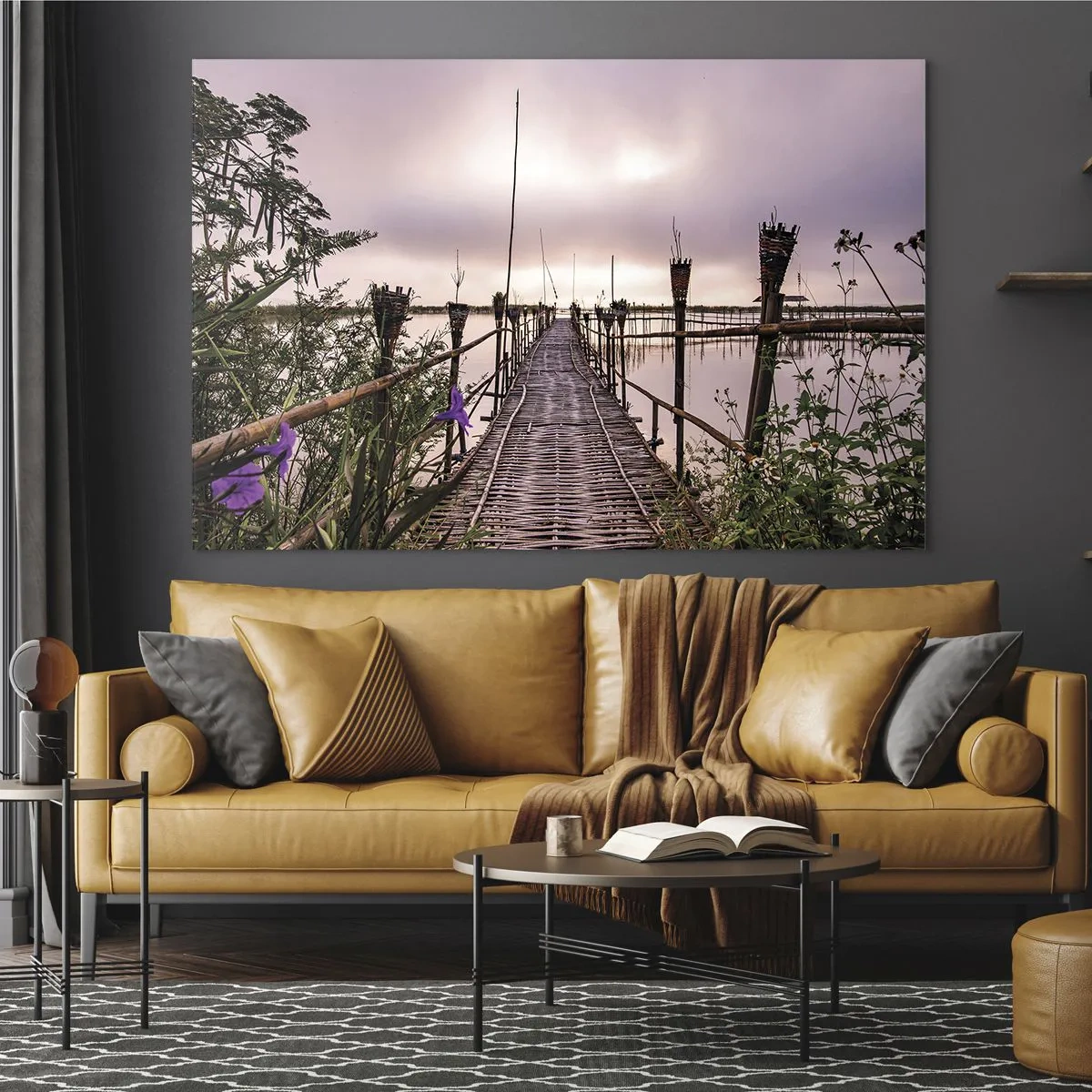 Obraz na szkle - Bambusowy pomost prowadzący przez jezioro, otoczony roślinnością i kwiatami - 70x50cm - Spokój i cisza Azji - Nowoczesna dekoracja ścienna do salonu i sypialni ARTTOR