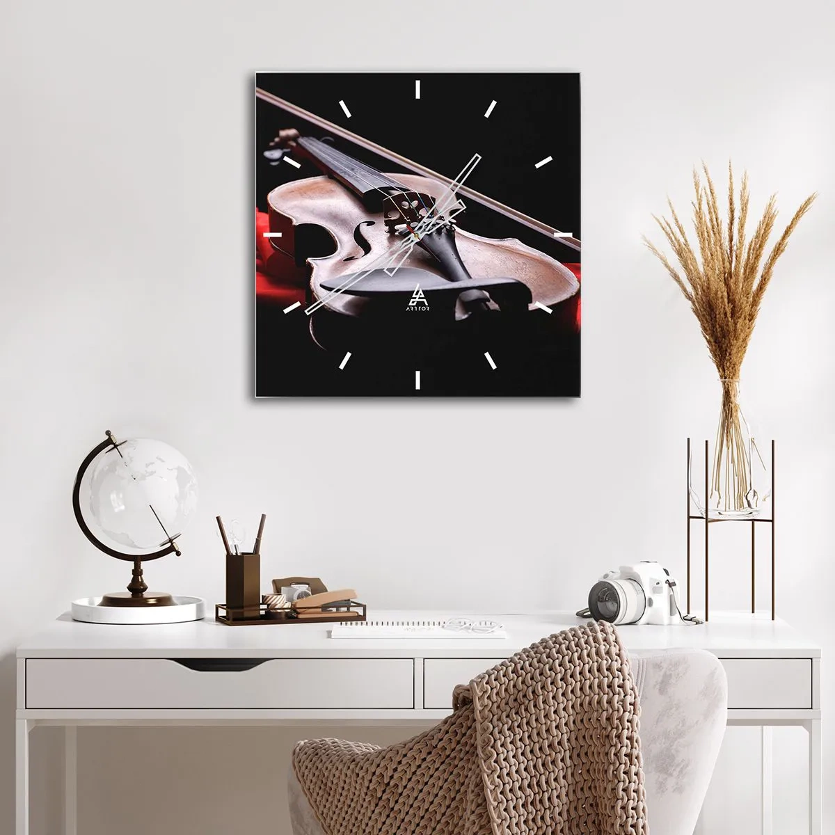 Zegar ścienny - Skrzypce na czerwonym materiale z czarnym tłem - 30x30cm - Muzyka uczuć - Nowoczesna dekoracja ścienna do salonu i sypialni ARTTOR