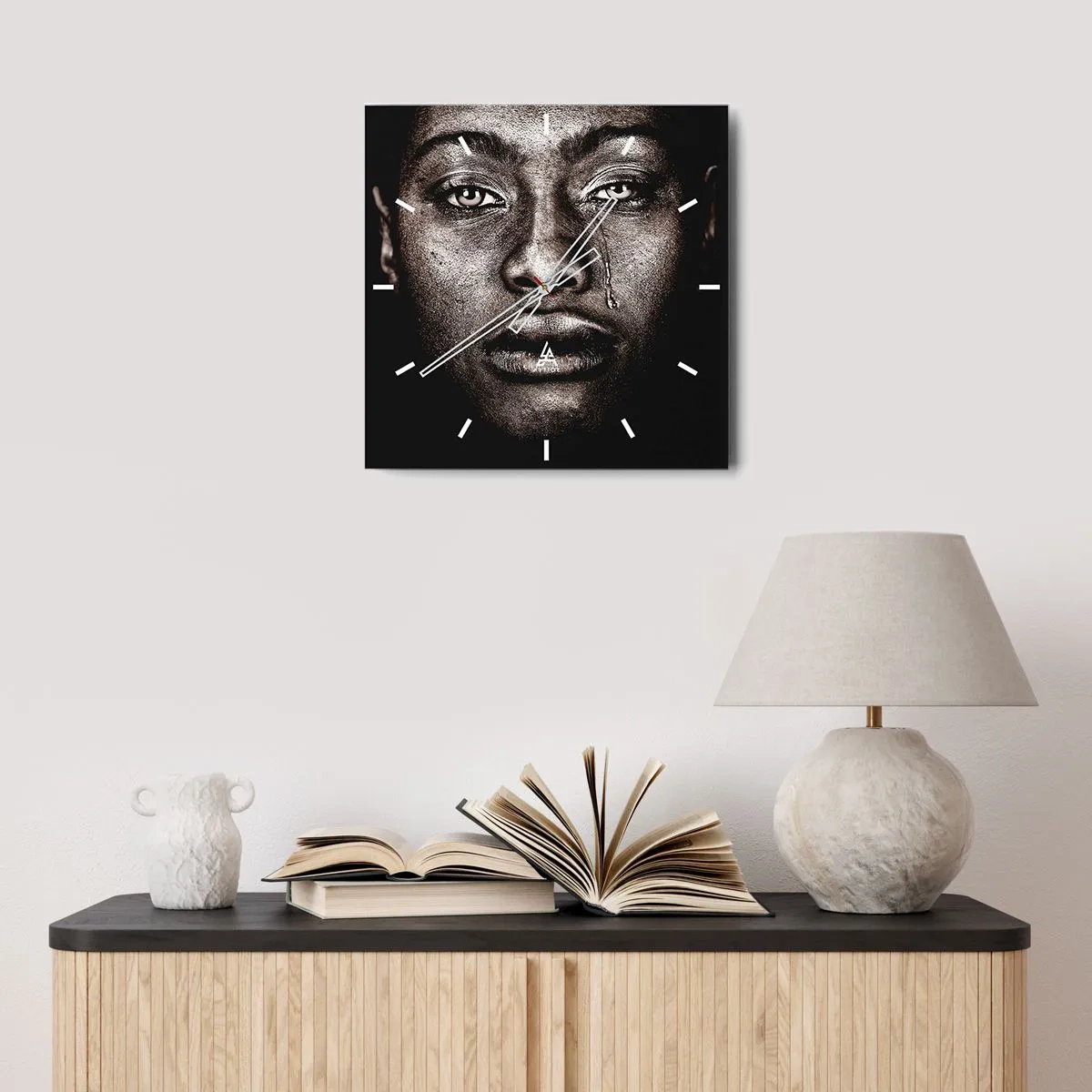 Zegar ścienny - Portret twarzy z pojedynczą łzą na czarnym tle - 30x30cm - Jedna łza - Nowoczesna dekoracja ścienna do salonu i sypialni ARTTOR