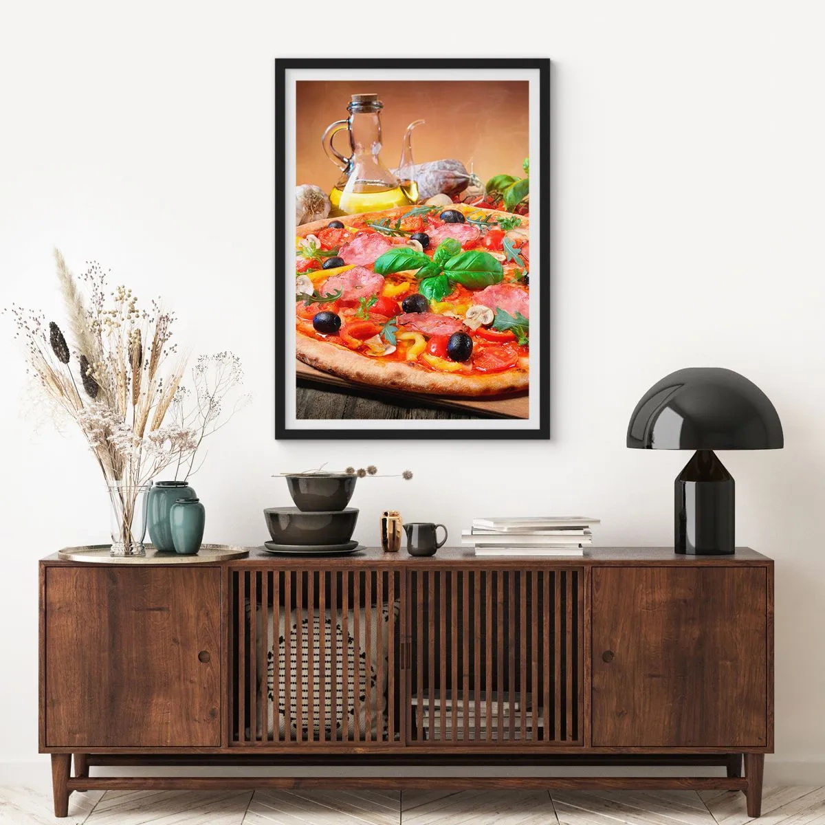 Plakat w czarnej ramie - Apetyczna pizza z oliwkami i ziołami na drewnianym stole - 50x70cm - Z prawdziwie włoskim smakiem - Nowoczesna dekoracja ścienna do salonu i sypialni ARTTOR