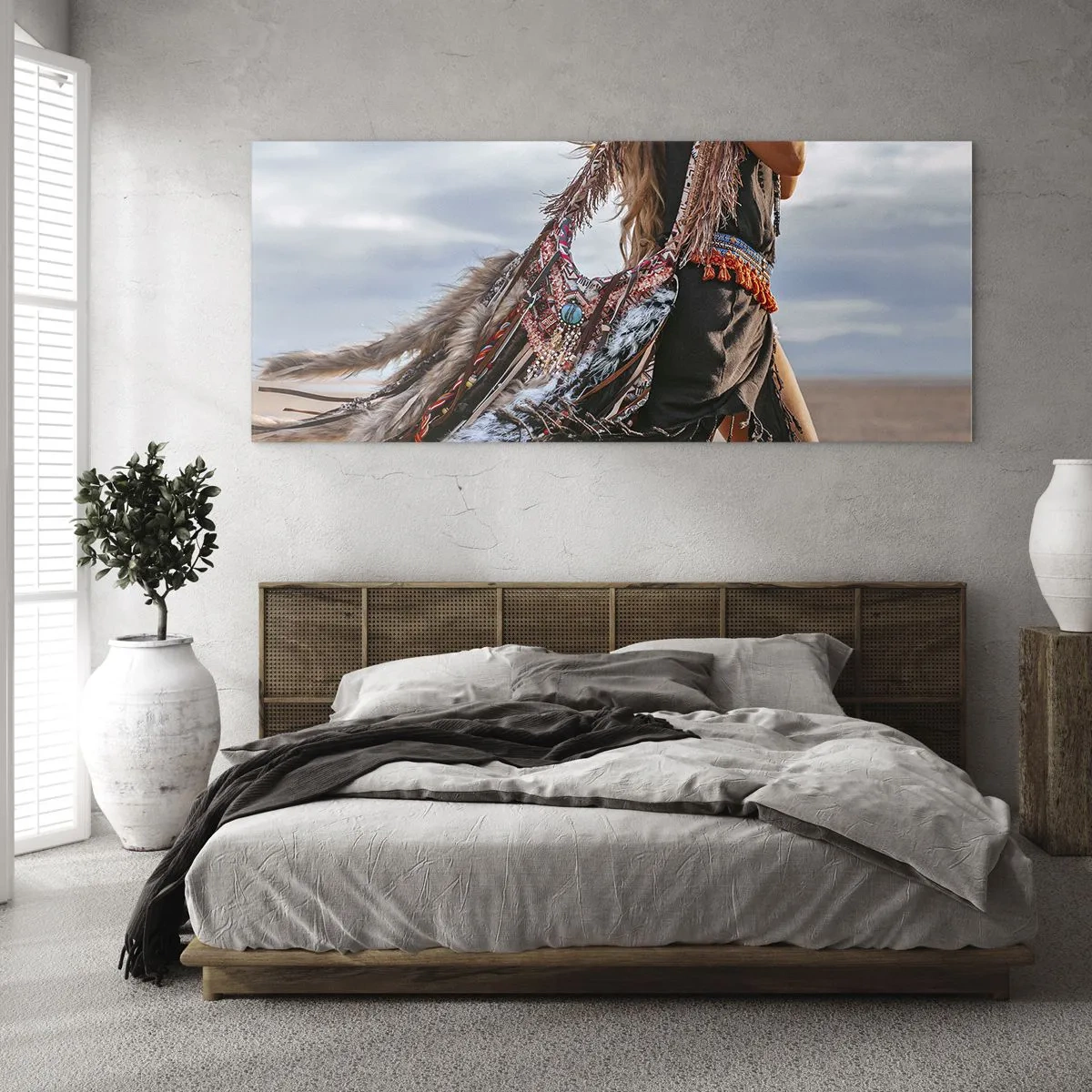 Obraz na szkle - Kobieta w stylizacji boho z detalami piór i biżuterii - 120x50cm - Dziewczyna szamana - Nowoczesna dekoracja ścienna do salonu i sypialni ARTTOR