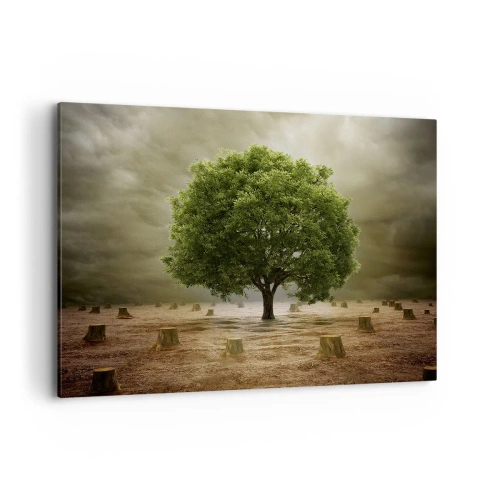 Obraz na płótnie - Zielone drzewo otoczone pniami ściętych drzew na tle pochmurnego nieba - 120x80cm - Cała nadzieja - Nowoczesna dekoracja ścienna do salonu, kuchni i sypialni ARTTOR