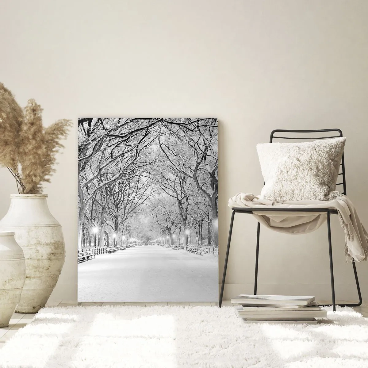 Obraz na szkle - Zimowa aleja drzew w parku z oświetleniem i śniegiem - 50x70cm - Cztery pory roku – zima - Nowoczesna dekoracja ścienna do salonu, kuchni i sypialni ARTTOR