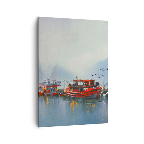 Obraz na płótnie - Malownicze łodzie w porannej mgle na spokojnej wodzie - 50x70cm - Na końcu świata - Nowoczesna dekoracja ścienna do salonu, kuchni i sypialni ARTTOR