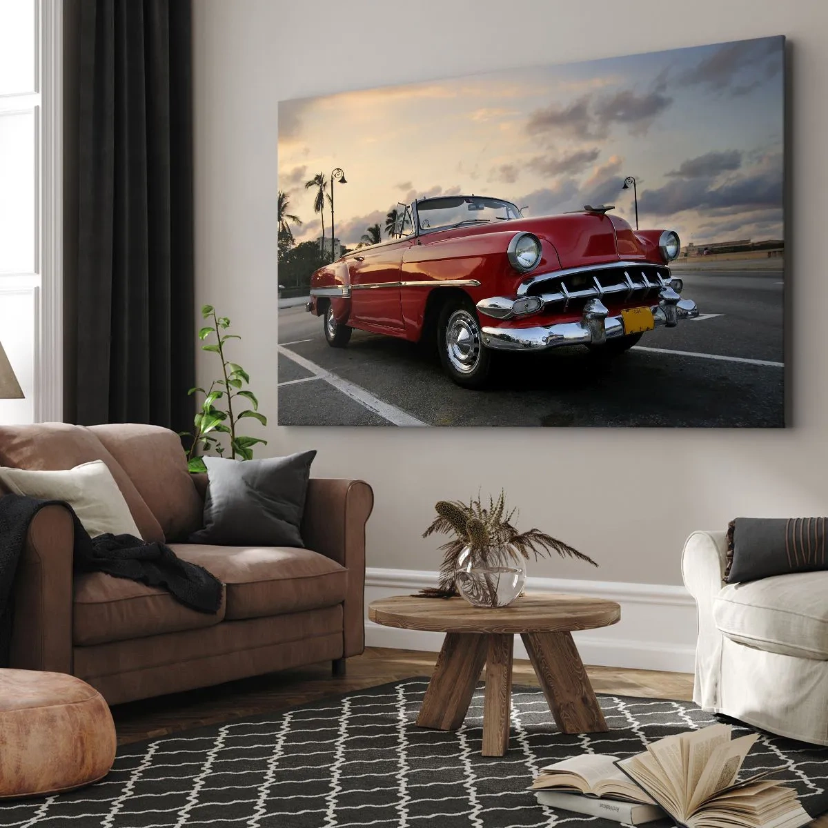 Obraz na płótnie - Czerwony klasyczny kabriolet zaparkowany przy palmach o zmierzchu - 70x50cm - Czerwony żar tropików - Nowoczesna dekoracja ścienna do salonu i sypialni ARTTOR