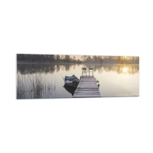 Obraz na szkle - Pomost nad jeziorem o poranku z łódką i krzesłami - 160x50cm - Wrócę za jakiś czas - Nowoczesna dekoracja ścienna do salonu i sypialni ARTTOR