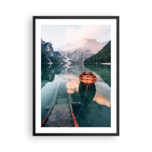 Plakat w czarnej ramie - Drewniana łódź na spokojnym jeziorze w otoczeniu gór - 50x70cm - Spokojny sen gór - Nowoczesna dekoracja ścienna do salonu i sypialni ARTTOR