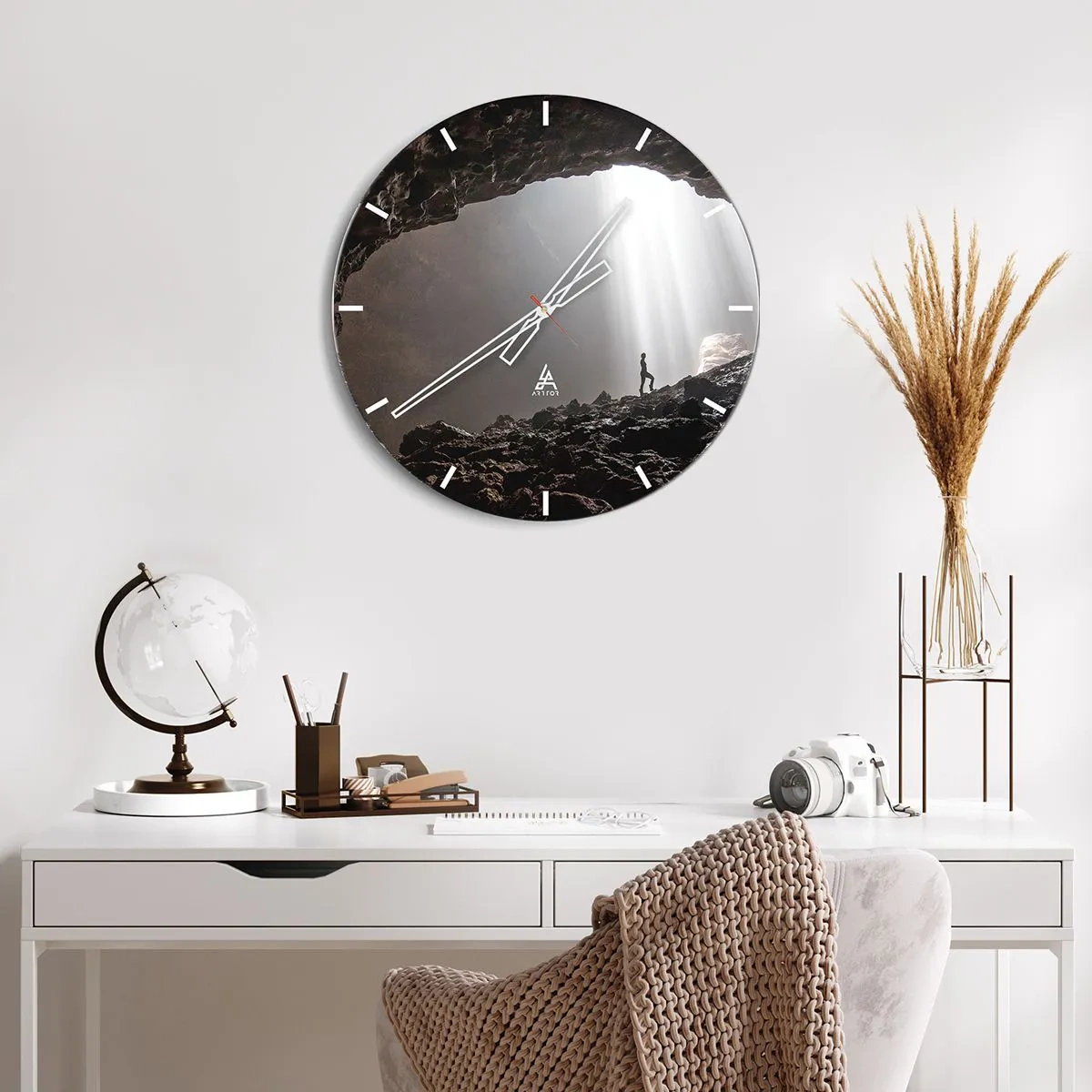 Zegar ścienny - Postać w jaskini oświetlonej promieniami światła - 30x30cm - Świetlista grota - Nowoczesna dekoracja ścienna do salonu, kuchni i sypialni ARTTOR