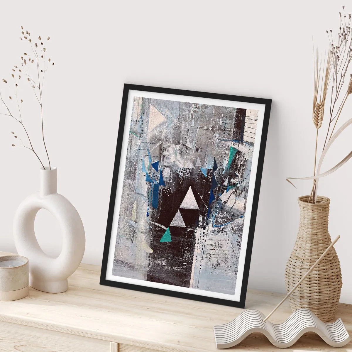 Plakat w czarnej ramie - Nadrzędny porządek trójkątów - 61x91 cm