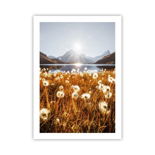 Plakat - Łąka z białymi kwiatami na tle jeziora i gór o zachodzie słońca - 50x70cm - Twardość skał, miękkość traw - Nowoczesna dekoracja ścienna do salonu, kuchni i sypialni ARTTOR