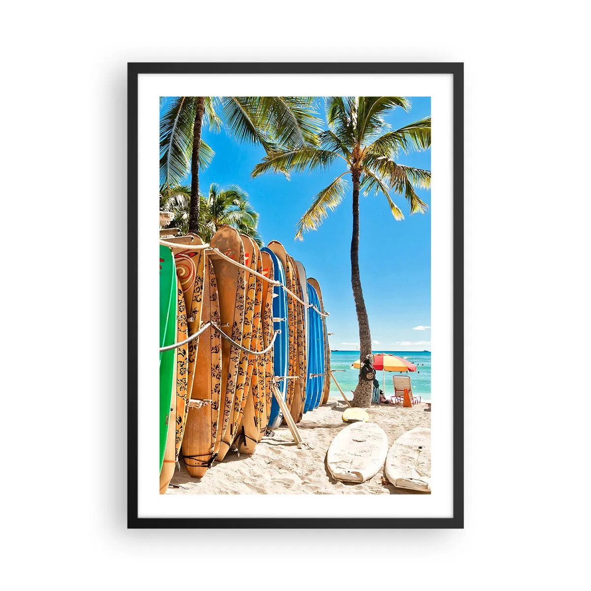 Plakat w czarnej ramie - Deski surfingowe na plaży z palmami i błękitnym niebem - 50x70cm - Słoneczna zabawa - Nowoczesna dekoracja ścienna do salonu i sypialni ARTTOR