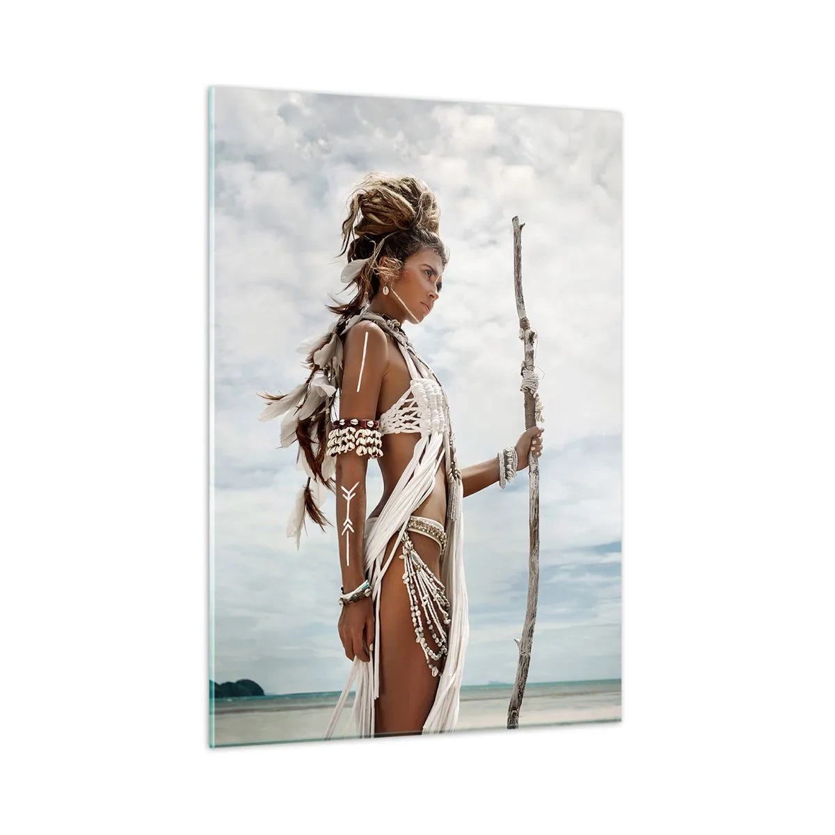 Obraz na szkle - Egzotyczna postać na tle plaży i nieba - 50x70cm - Królowa tropików - Nowoczesna dekoracja ścienna do salonu, kuchni i sypialni ARTTOR