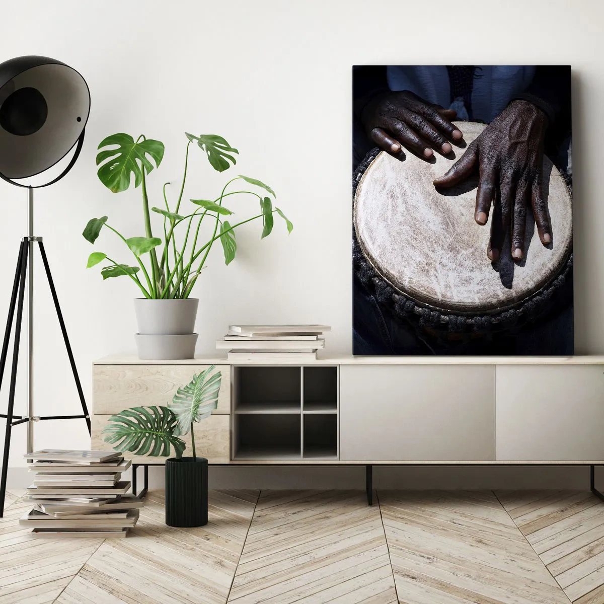 Obraz na płótnie - Ręce grające na bębnie djembe w dynamicznej kompozycji - 80x120cm - Żyj w swoim rytmie - Nowoczesna dekoracja ścienna do salonu i sypialni ARTTOR