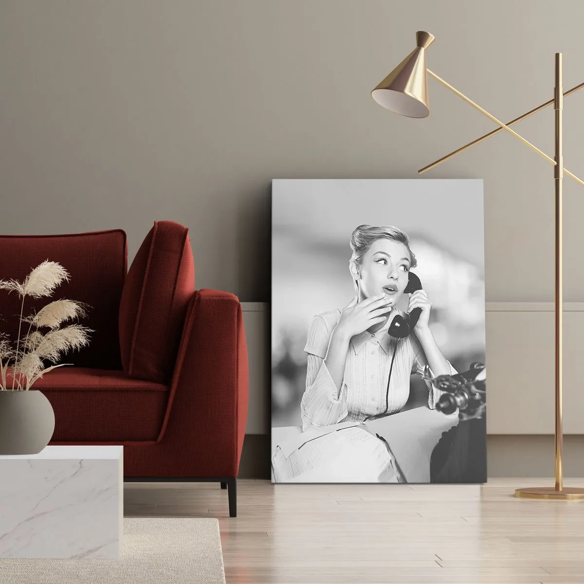 Obraz na płótnie - Kobieta w stylu retro rozmawiająca przez telefon - 50x70cm - Halo, tu lata 50. - Nowoczesna dekoracja ścienna do salonu, kuchni i sypialni ARTTOR