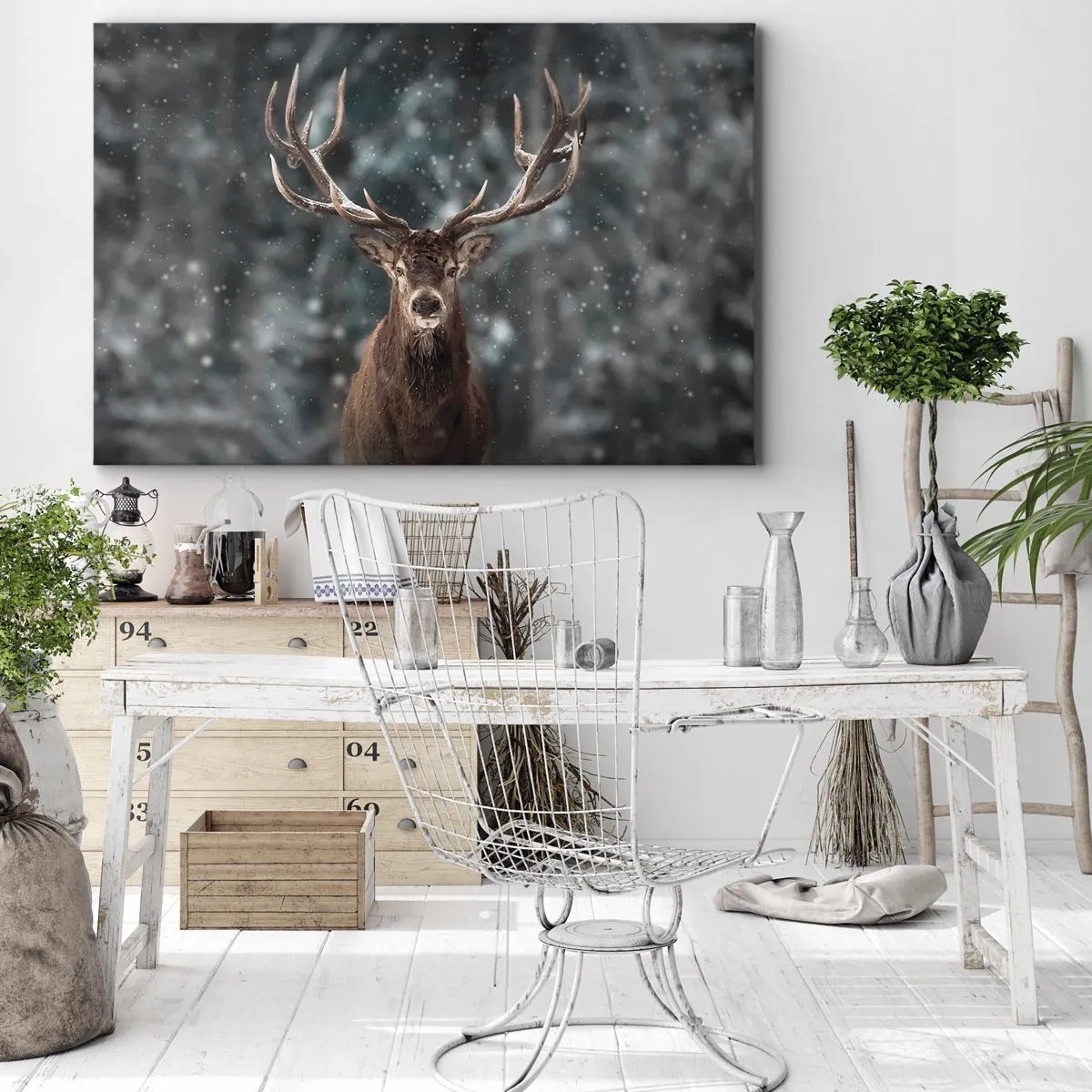 Obraz na płótnie - Jeleń w zimowym lesie z padającym śniegiem - 70x50cm - Król lasu ukoronowany - Nowoczesna dekoracja ścienna do salonu i sypialni ARTTOR