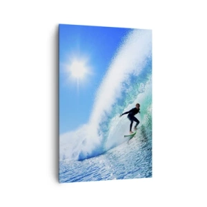 Obraz na płótnie - Surfer na desce pływający wewnątrz potężnej fali pod błękitnym niebem - 80x120cm - Przez wielki błękit - Nowoczesna dekoracja ścienna do salonu i sypialni ARTTOR