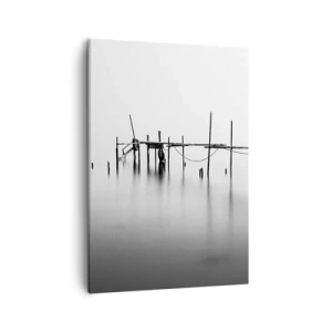 Obraz na płótnie - Minimalistyczny czarno-biały pomost zanurzony w spokojnej wodzie - 50x70cm - A jeśli świata nie ma? - Nowoczesna dekoracja ścienna do salonu, kuchni i sypialni ARTTOR
