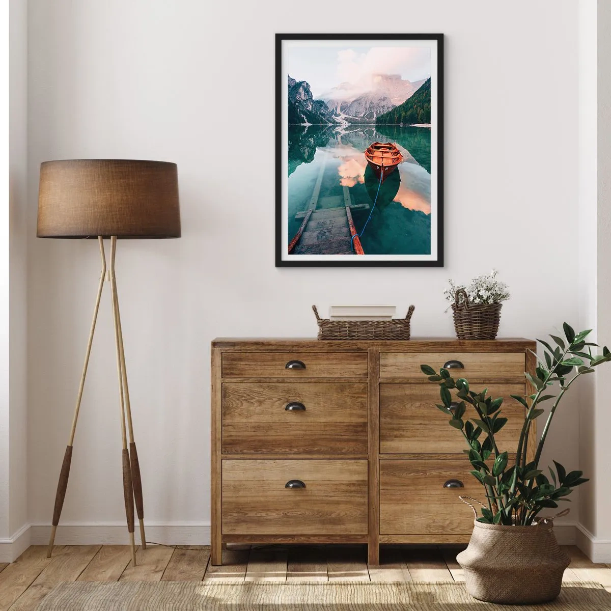 Plakat w czarnej ramie - Drewniana łódź na spokojnym jeziorze w otoczeniu gór - 50x70cm - Spokojny sen gór - Nowoczesna dekoracja ścienna do salonu i sypialni ARTTOR