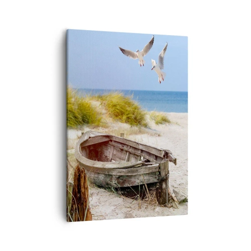 Obraz na płótnie - Stara drewniana łódź na piaszczystej plaży z latającymi mewami - 50x70cm - Skąpane wiatrem - Nowoczesna dekoracja ścienna do salonu, kuchni i sypialni ARTTOR