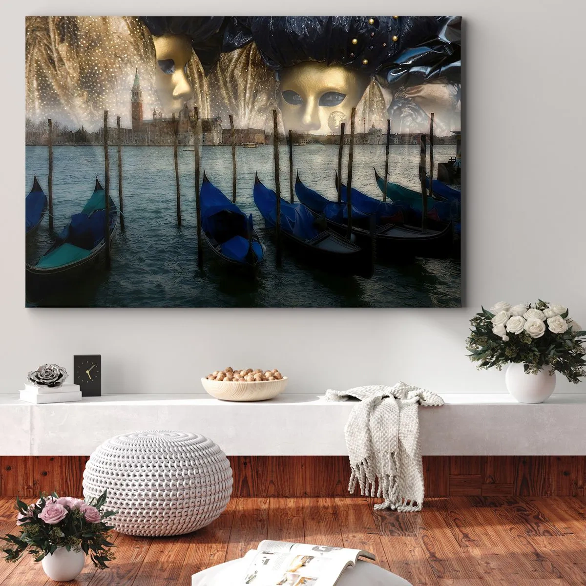 Obraz na płótnie - Weneckie maski karnawałowe i gondole na tle miasta i wody - 70x50cm - Karnawał czas zacząć - Nowoczesna dekoracja ścienna do salonu i sypialni ARTTOR