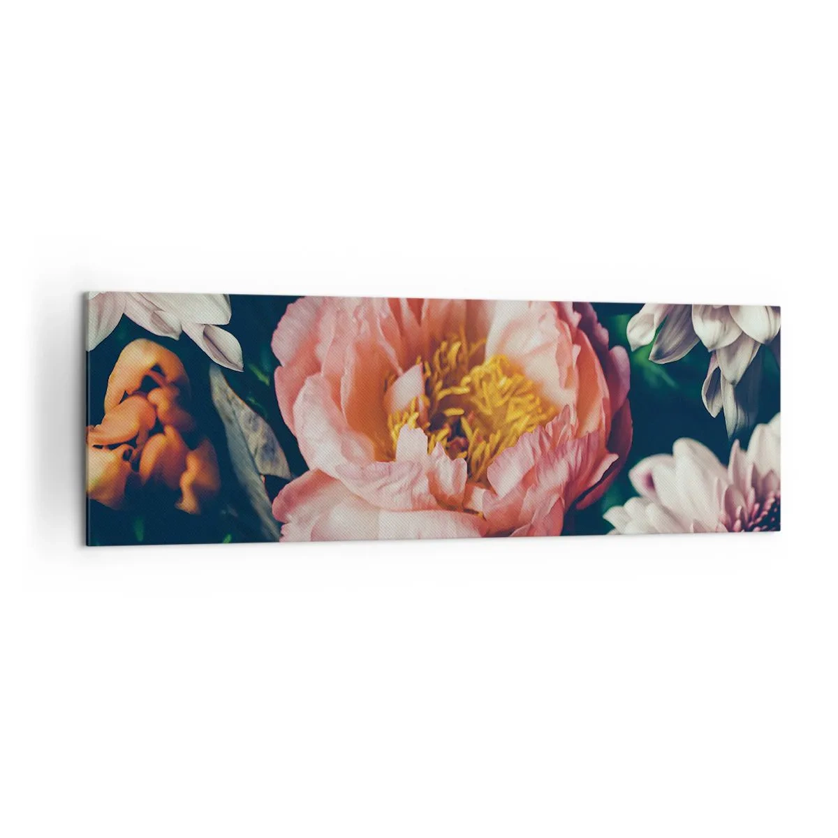 Obraz na płótnie - Kwiatowa kompozycja z piwonią i chryzantemami na ciemnym tle - 160x50cm - Z barokowym przepychem - Nowoczesna dekoracja ścienna do salonu i sypialni ARTTOR