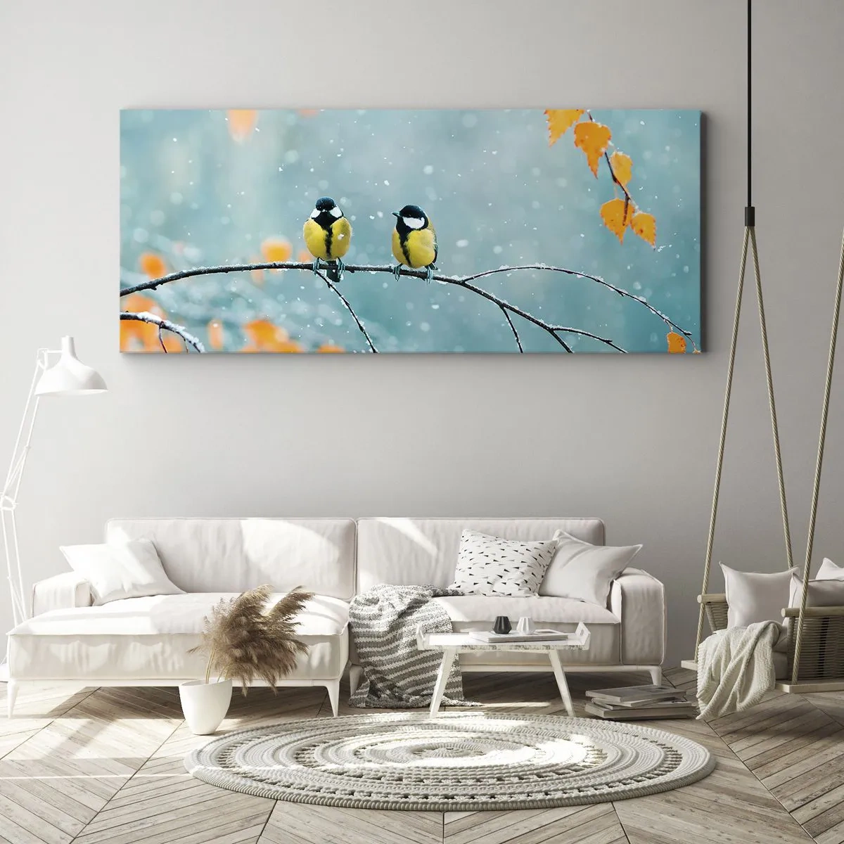 Obraz na płótnie - Dwa ptaki na gałęzi w zimowym otoczeniu z żółtymi liśćmi - 140x50cm - Ptasie plotki - Nowoczesna dekoracja ścienna do salonu i sypialni ARTTOR