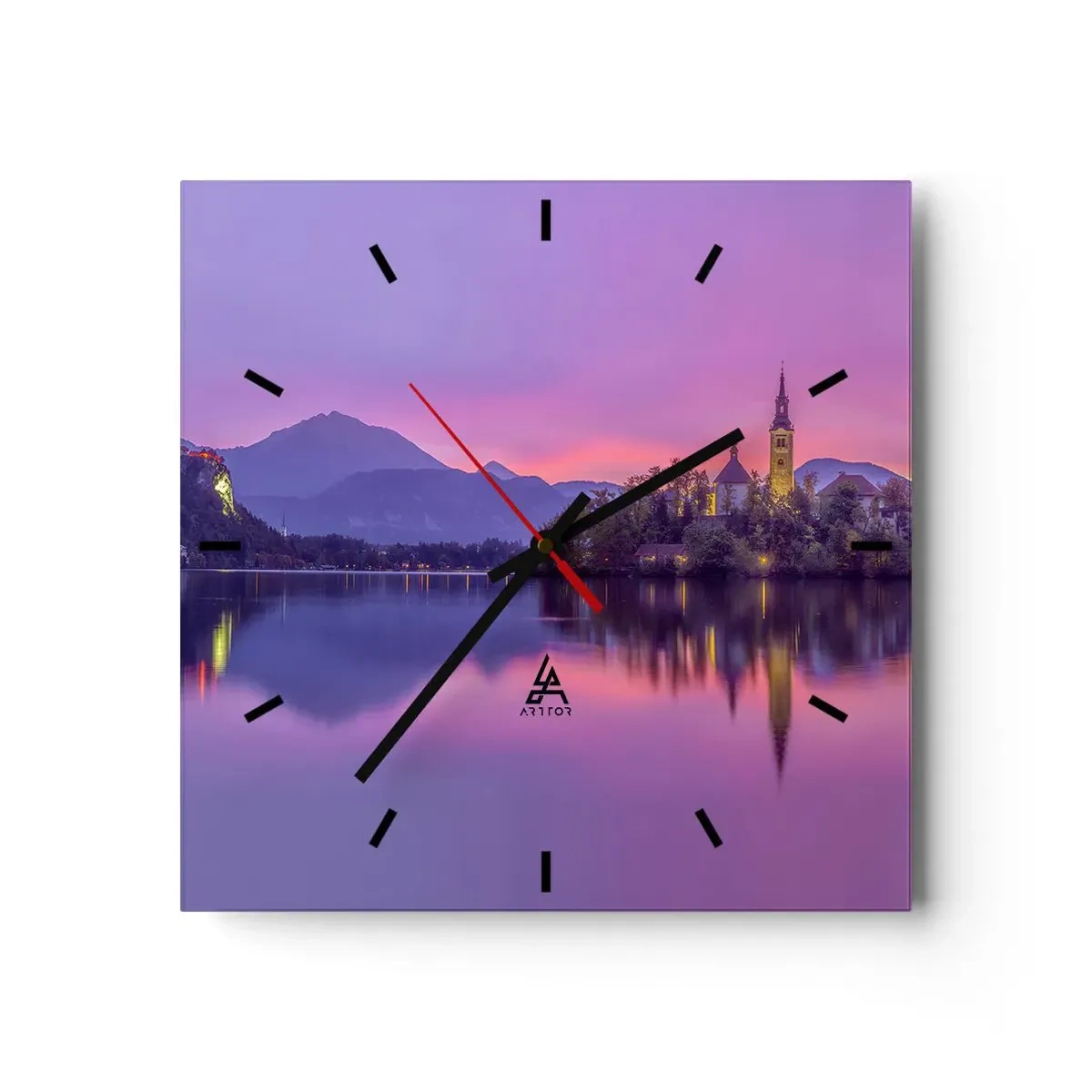 Zegar ścienny - Jezioro z wyspą i kościołem o zachodzie słońca - 30x30cm - Bajkowa wyspa o zmierzchu - Nowoczesna dekoracja ścienna do salonu i sypialni ARTTOR