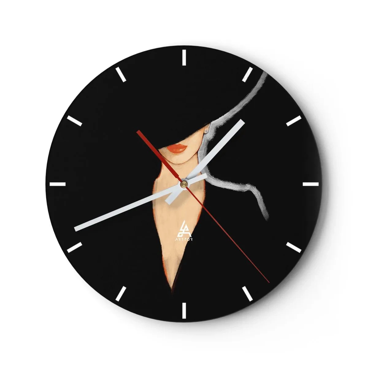 Zegar ścienny - Portret kobiety w eleganckim kapeluszu na czarnym tle - 30x30cm - Elegancja i styl - Nowoczesna dekoracja ścienna do salonu, kuchni i sypialni ARTTOR