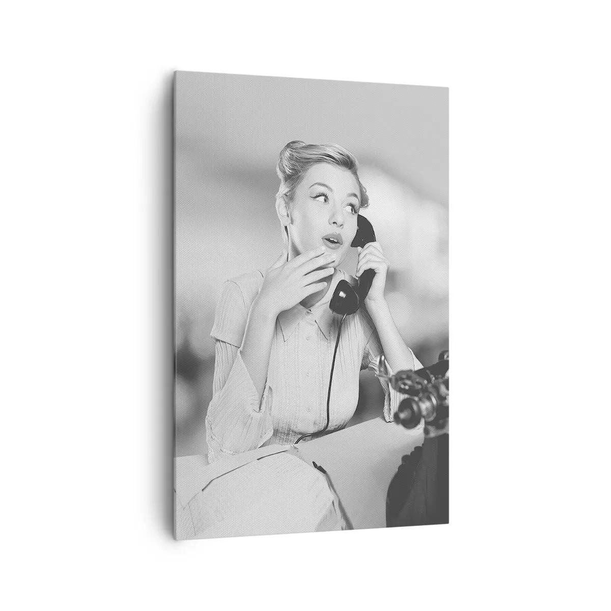 Obraz na płótnie - Kobieta rozmawiająca przez telefon przy maszynie do pisania - 80x120cm - Halo, tu lata 50. - Nowoczesna dekoracja ścienna do salonu i sypialni ARTTOR