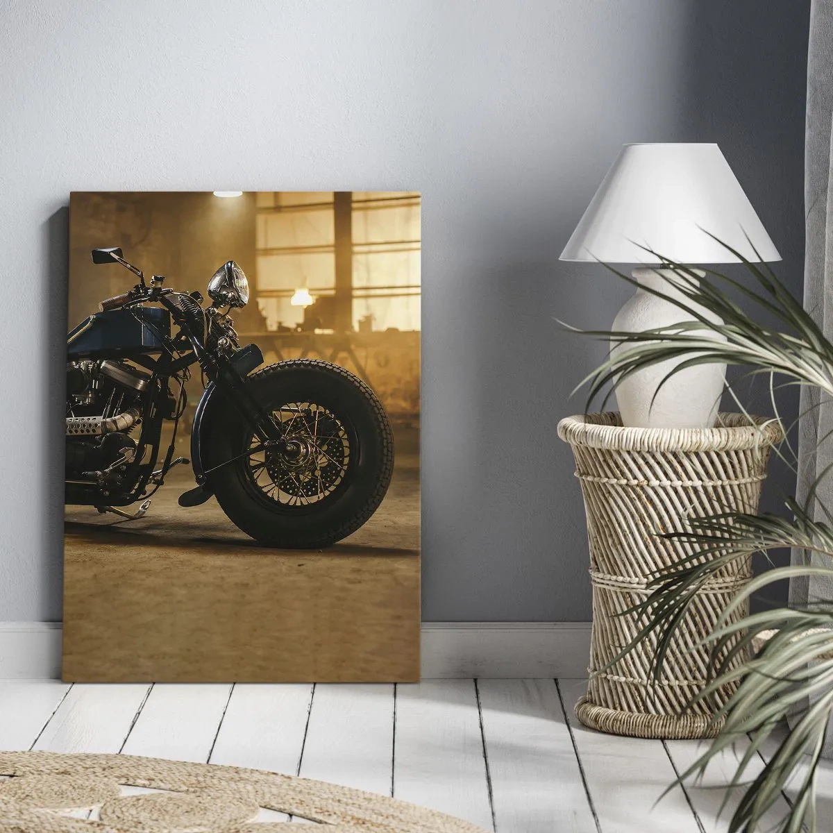 Obraz na płótnie - Klimatyczny motocykl vintage w warsztacie o ciepłym świetle - 50x70cm - Mogę wszystko - Nowoczesna dekoracja ścienna do salonu, kuchni i sypialni ARTTOR