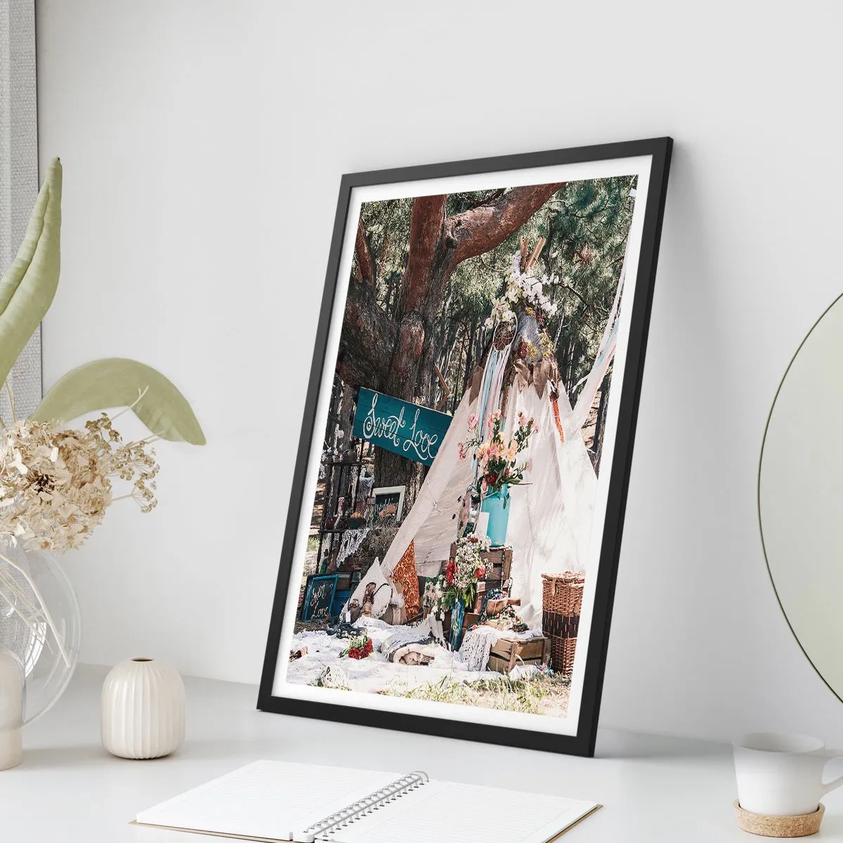 Plakat w czarnej ramie - Kompozycja w stylu boho z namiotem, kwiatami i napisem Sweet Love - 50x70cm - Make love… - Nowoczesna dekoracja ścienna do salonu i sypialni ARTTOR