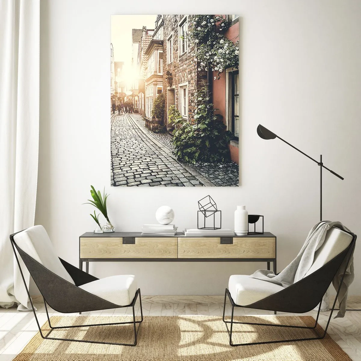 Obraz na szkle - Urokliwa uliczka z kamienicami oświetlona zachodem słońca - 50x70cm - Różany zaułek w różowym blasku - Nowoczesna dekoracja ścienna do salonu, kuchni i sypialni ARTTOR