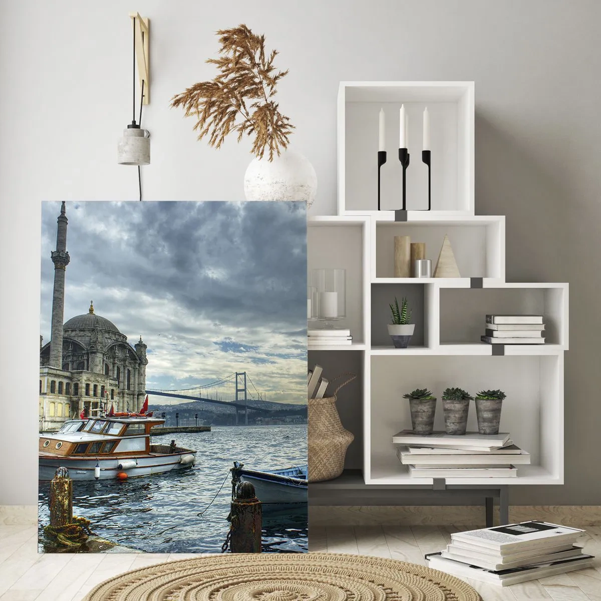 Obraz na szkle - Historyczna budowla nad wodą z łodziami i mostem w tle - 80x120cm - Na granicy światów - Nowoczesna dekoracja ścienna do salonu i sypialni ARTTOR