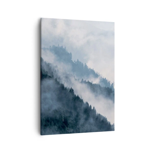Obraz na płótnie - Górski las spowity mgłą w odcieniach niebiesko-zielonych - 50x70cm - Mistyka gór - Nowoczesna dekoracja ścienna do salonu, kuchni i sypialni ARTTOR