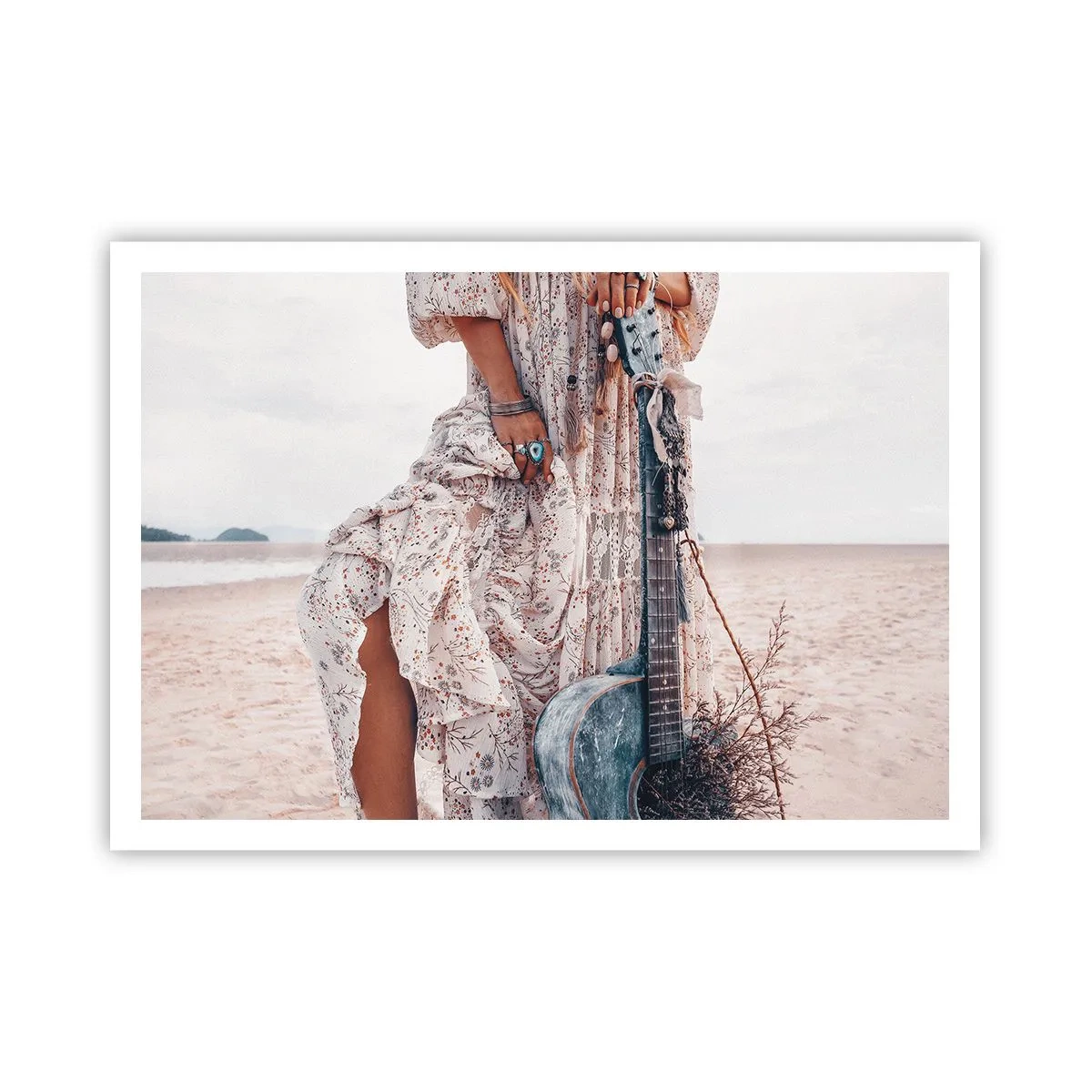 Plakat - Kobieta w stylu boho z gitarą na plaży - 100x70cm - Dzieci kwiaty w drodze - Nowoczesna dekoracja ścienna do salonu i sypialni ARTTOR