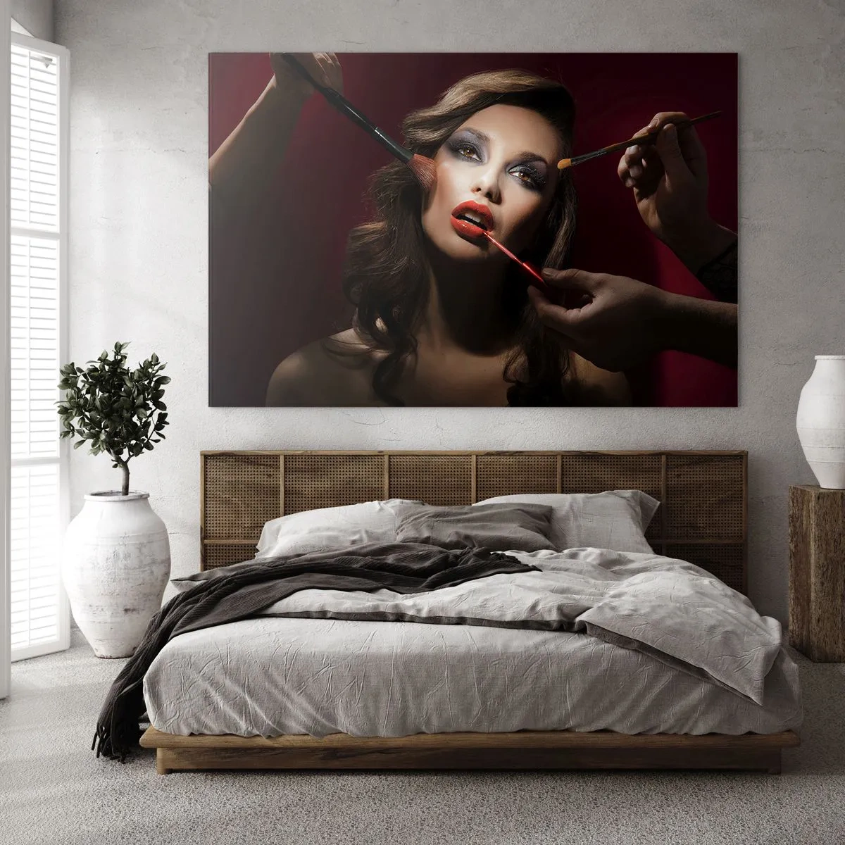 Obraz na szkle - Kobieta podczas makijażu na ciemnym tle - 70x50cm - Piękna rozmarzona - Nowoczesna dekoracja ścienna do salonu i sypialni ARTTOR