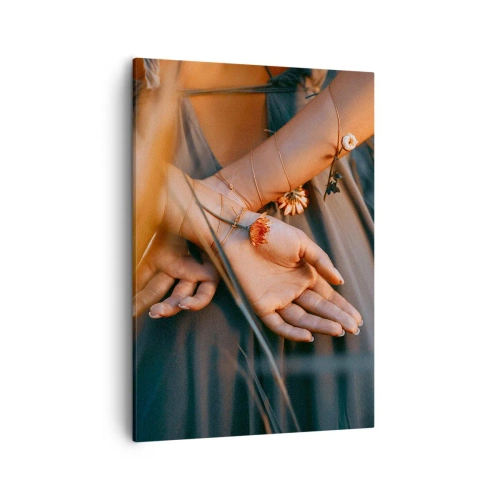 Obraz na płótnie - Dłonie oplecione kwiatami i sznurkami w ciepłym świetle - 50x70cm - Związana z naturą - Nowoczesna dekoracja ścienna do salonu, kuchni i sypialni ARTTOR